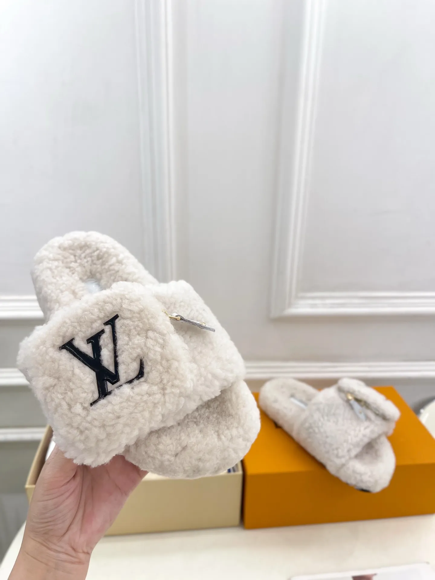 👟👟Ex-factory price 480👟👟 | Louis Vuitton 25𝐬𝐬 🧡💚2025 spring and summer new style top version⚠️ The counter features the latest LV wallet fur slippers, new hard goods🆕 ❥BS purchasing level! Full of high-end feel! A popular model among bloggers at home and abroad, it’s retro and fashionable and looks amazing on your feet! Mainly recommended model on the official website★ ━━━━━ ЅᏇєєt ━━━━━ ▪️Upper: Original custom-made wool ▪️Lining: imported goat hair lining ▪️Outsole: Original custom-made non-slip outsole ▪️Heel height: flat ▪️Shoe size: 35-39 (40.41.42 customization is not returnable)